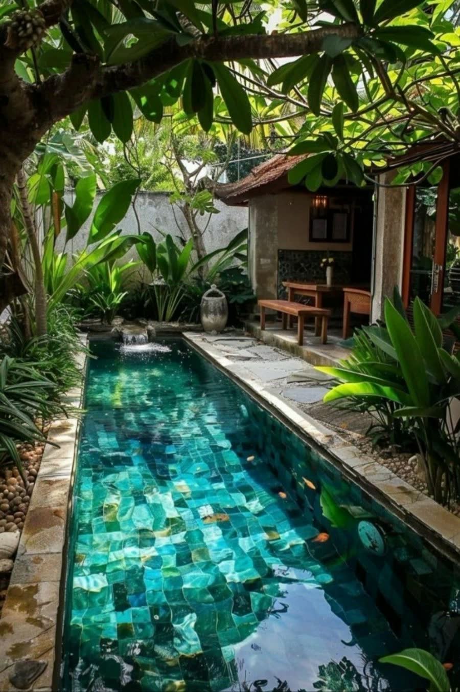 Kolam renang panjang yang mengarah ke sebuah vila